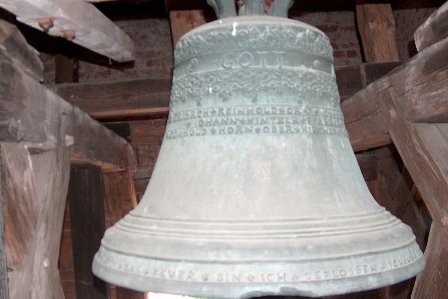 Wieża dzwonnicza z krużgankami przy kościele w Miłomłynie