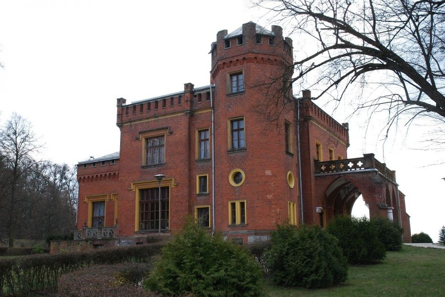 Zespół pałacowo-parkowy z XIX w. w Karnitach oraz Bajkowy Świat Kłobuka